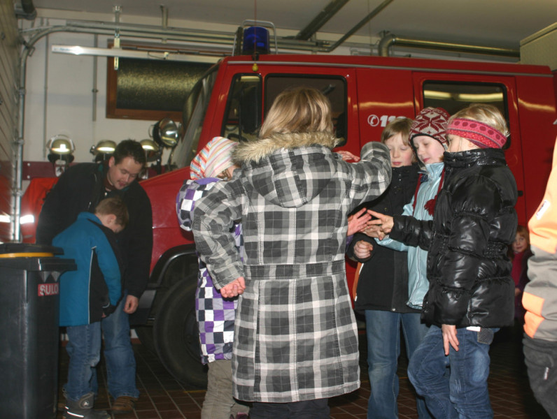 Übergabe der Warnwesten, 02.02.2012, Bild 3