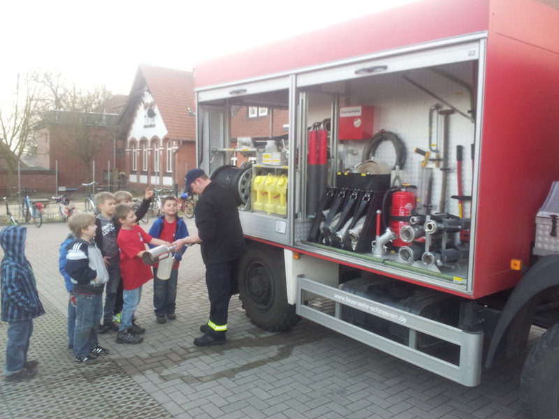 Besichtigung eines Tanklöschfahrzeugs, 15.03.2012, Bild 5